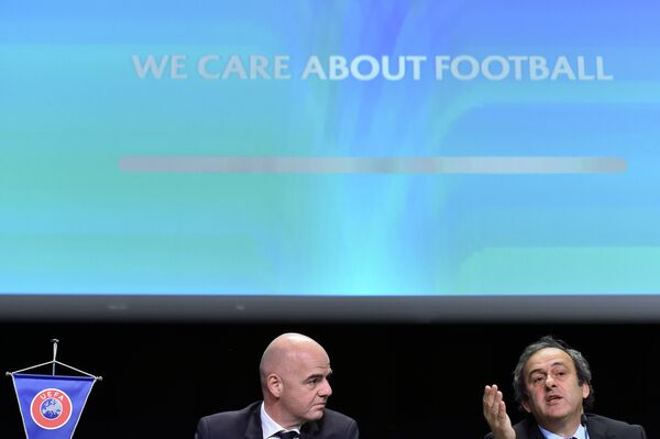 Президент УЕФА Мишель Платини (справа) на пресс-конференции в рамках Конгресса ФИФА в Цюрихе