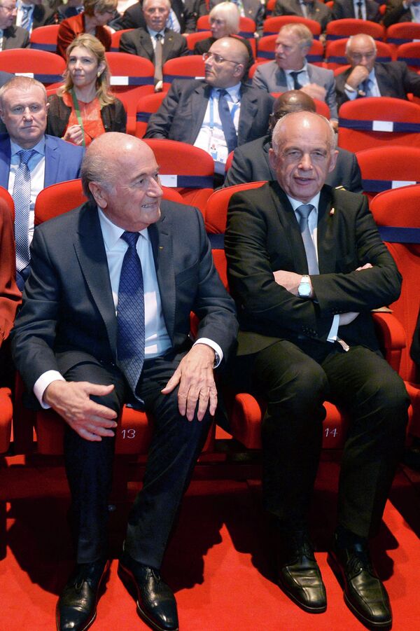 Президент ФИФА Йозеф Блаттер (слева на переднем плане) и президент Швейцарии Ули Маурер