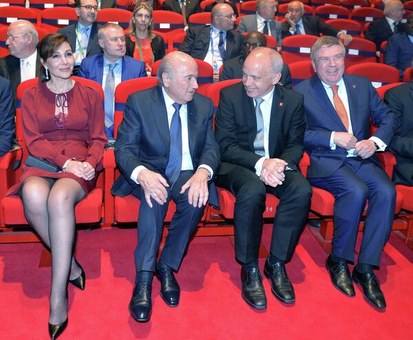 Президент ФИФА Йозеф Блаттер, президент Швейцарии Ули Маурер и президент Международного Олимпийского комитета Томас Бах (слева направо)
