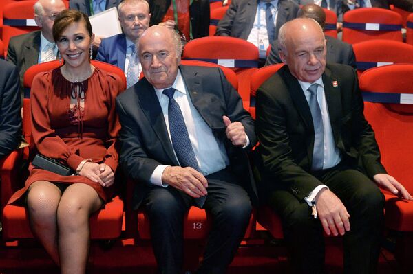 Президент ФИФА Йозеф Блаттер (слева) и бывший президент Швейцарии Ули Маурер