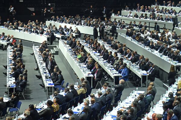 Голосование во время выборов президента ФИФА в рамках 65-го Конгресса ФИФА в Цюрихе.