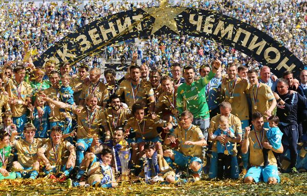 ФК Зенит празднует победу в чемпионате России по футболу среди клубов Премьер-лиги