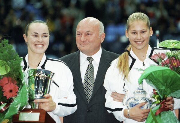 Мэр Москвы Юрий Михайлович Лужков (в центре) с теннисистками Мартиной Хингис (слева) и Анной Курниковой (справа)