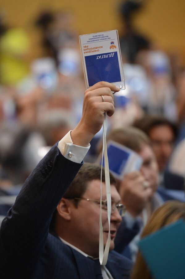 Голосование делегатов во время конференции Российского футбольного союза