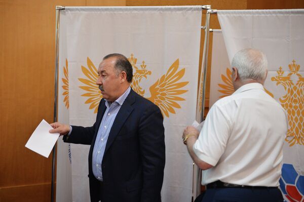 Директор Оргкомитета объединенного чемпионата по футболу Валерий Газзаев (слева)