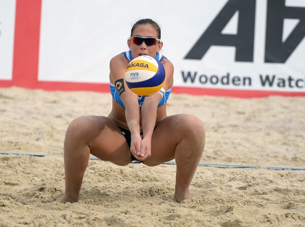 Игрок сборной Италии Виктория Орси Тот в матче за 3-е место женского турнира этапа Большого шлема по пляжному волейболу