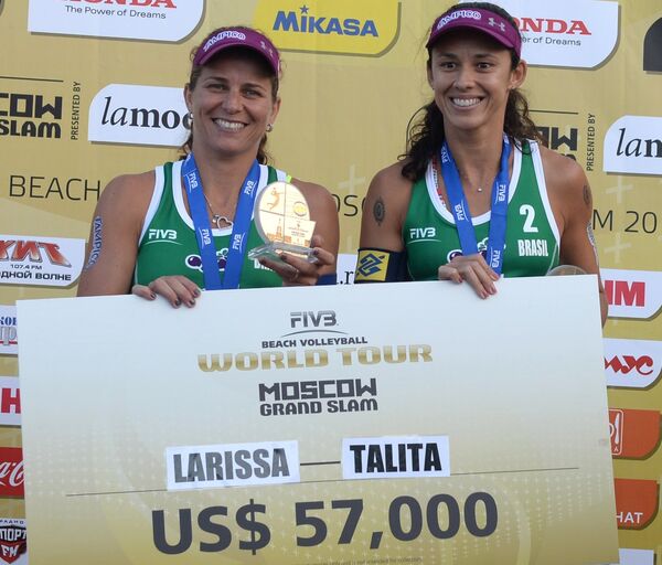 Ларисса Франса (слева) и Талита Антунес, занявшие первое место в финальном матче женского турнира этапа Большого шлема по пляжному волейболу