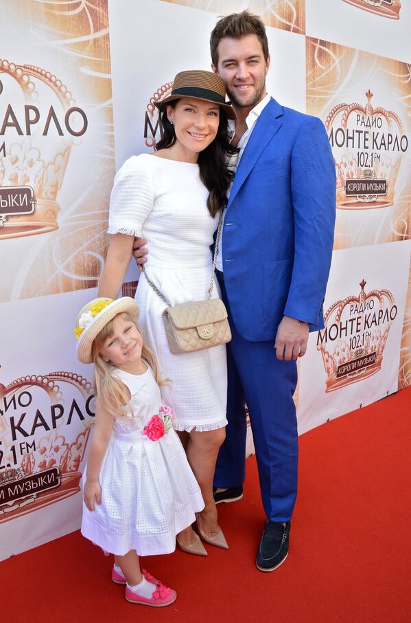 Екатерина Волкова и ее супруг Андрей Карпов с дочерью Елизаветой