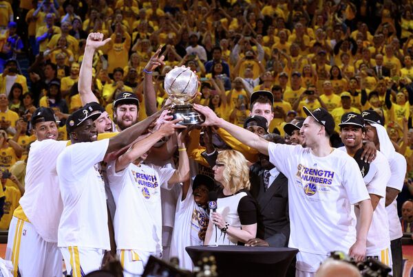 Баскетболисты Голден Стэйт с трофеем за победу в Западной конференции НБА