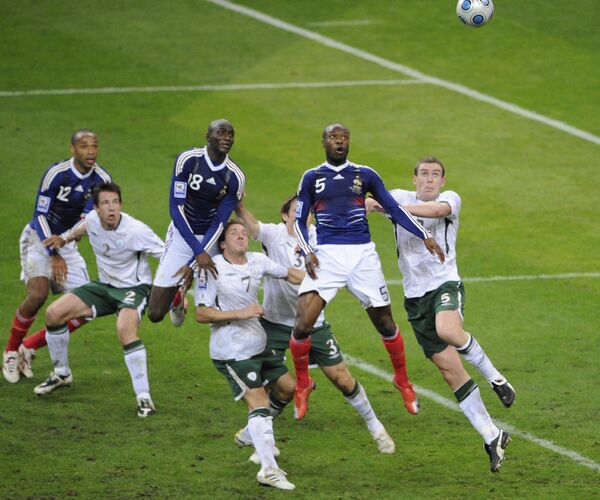 Футболисты сборной Франции Тьерри Анри, Уильям Галлас и Алу Диарра (слева направо) в моменте с забитым мячом в ворота команды Ирландии, 2009 год