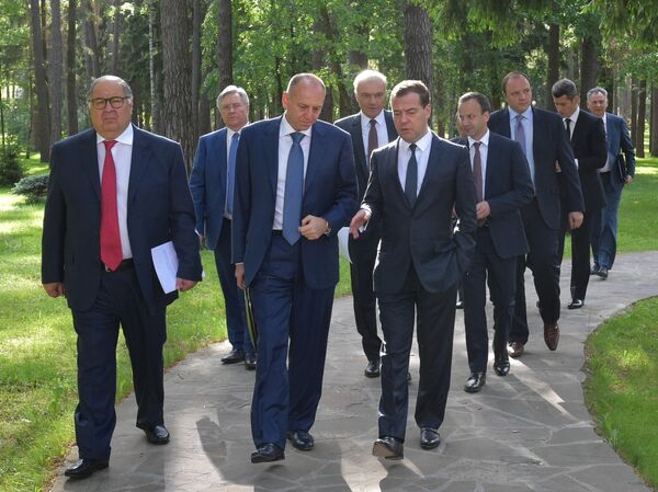 Дмитрий Медведев (справа на первом плане)