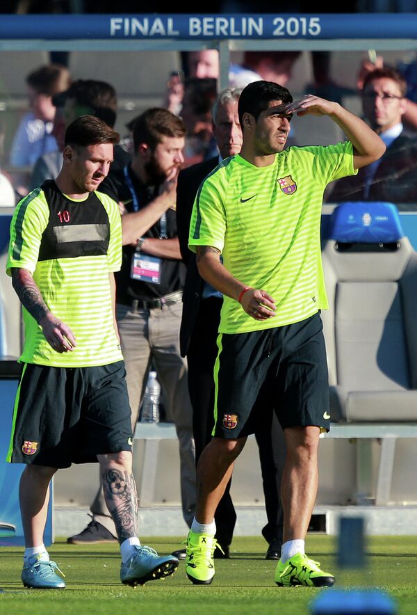 Футболисты Барселоны Лионель Месси и Луис Суарес во время тренировки