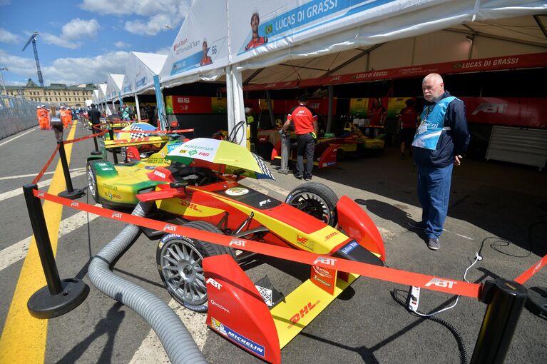 Автомобили гонщиков команды AUDI SPORT ABT Лукаса ди Грасси и Даниэля Абта в паддоке