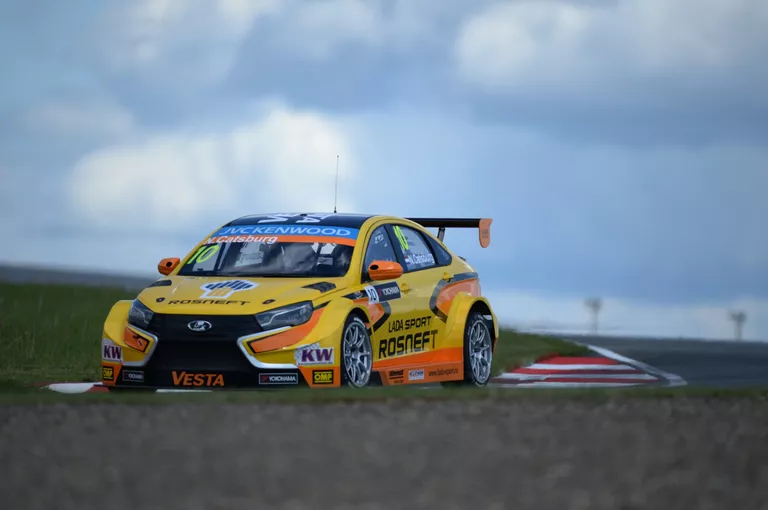 Гонщик команды Lada Sport Rosneft Ник Катсбург (Нидерланды) Гонщик команды Lada Sport Rosneft Ник Катсбург (Нидерланды)