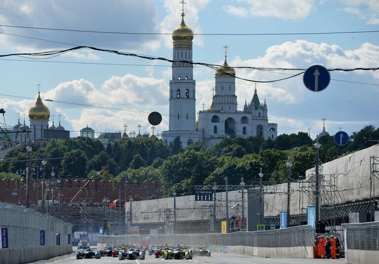 Болиды на старте гонки этапа чемпионата мира в классе Формула Е в Москве