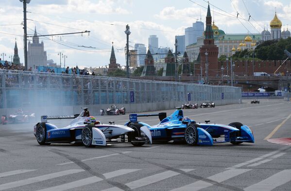 Болиды на трассе во время гонки этапа чемпионата мира в классе Формула Е в Москве