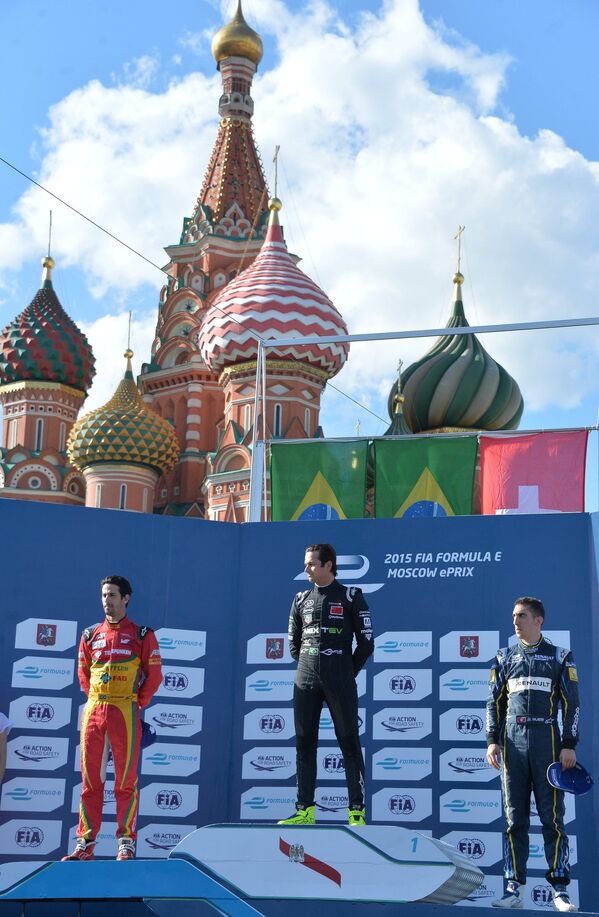 Призеры этапа чемпионата мира в классе Формула Е (слева направо): гонщик команды AUDI SPORT ABT Лукас ди Грасси - второе место, гонщик команды NEXTEV TCR Нельсон Пике-мл. - первое место, гонщик команды E.DAMS-RENAULT Себастьян Буэми - третье место