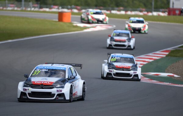 Слева направо: гонщик команды Citroen Total WTCC Хосе-Мария Лопес (Аргентина) и гонщик команды Citroen Total WTCC Иван Мюллер (Франция) Слева направо: гонщик команды Citroen Total WTCC Хосе-Мария Лопес (Аргентина) и гонщик команды Citroen Total WTCC Иван Мюллер (Франция)