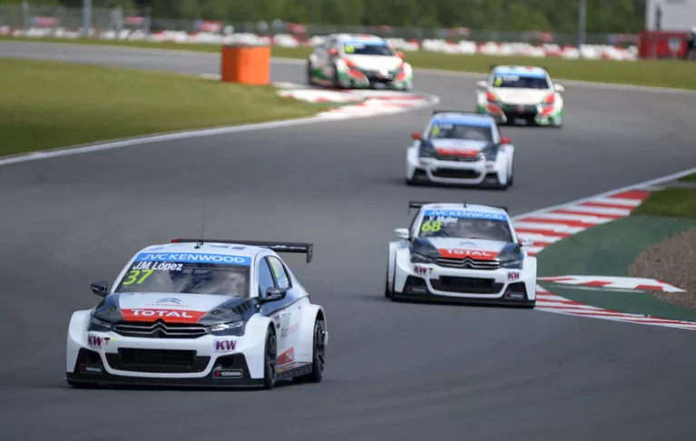 Слева направо: гонщик команды Citroen Total WTCC Хосе-Мария Лопес (Аргентина) и гонщик команды Citroen Total WTCC Иван Мюллер (Франция) Слева направо: гонщик команды Citroen Total WTCC Хосе-Мария Лопес (Аргентина) и гонщик команды Citroen Total WTCC Иван Мюллер (Франция)