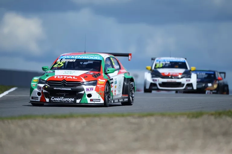 Слева направо: гонщик команды Roal Motorsport Меди Беннани (Марокко) и гонщик Citroen Total WTCC Ма Цинь Хуа (Китай) Слева направо: гонщик команды Roal Motorsport Меди Беннани (Марокко) и гонщик Citroen Total WTCC Ма Цинь Хуа (Китай)