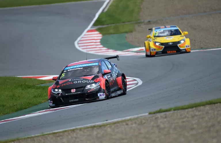 Слева направо: гонщик Zengo Motorsport Норберт Мичелис (Венгрия) и гонщик команды Lada Sport Rosneft Роб Хафф (Великобритания) Слева направо: гонщик Zengo Motorsport Норберт Мичелис (Венгрия) и гонщик команды Lada Sport Rosneft Роб Хафф (Великобритания)