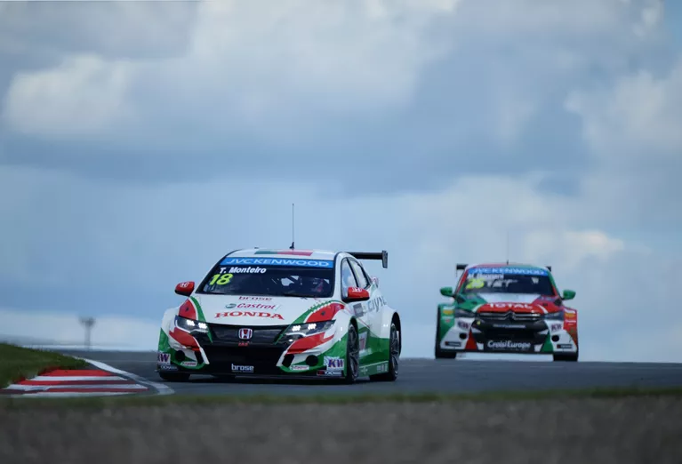 Слева направо: гонщик команды Honda Racing Team JAS Тьягу Монтеиру (Португалия) и гонщик команды Roal Motorsport Меди Беннани (Марокко) Слева направо: гонщик команды Honda Racing Team JAS Тьягу Монтеиру (Португалия) и гонщик команды Roal Motorsport Меди Беннани (Марокко)