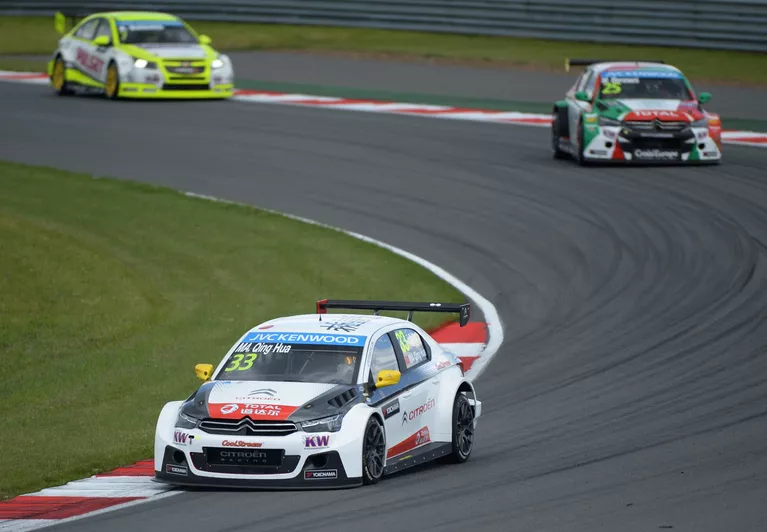 Справа налево: гонщик команды Roal Motorsport Меди Беннани (Марокко), гонщик Citroen Total WTCC Ма Цинь Хуа (Китай), гонщик команды Campos Racing Юго Валент (Франция) Справа налево: гонщик команды Roal Motorsport Меди Беннани (Марокко), гонщик Citroen Total WTCC Ма Цинь Хуа (Китай), гонщик команды Campos Racing Юго Валент (Франция)