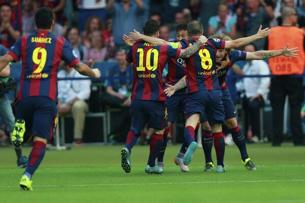 Игроки Барселоны радуются забитому голу