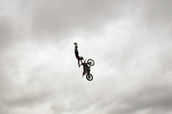 Стив Соммерфилд выполняет прыжок на этапе по мотофристайлу в Лондоне