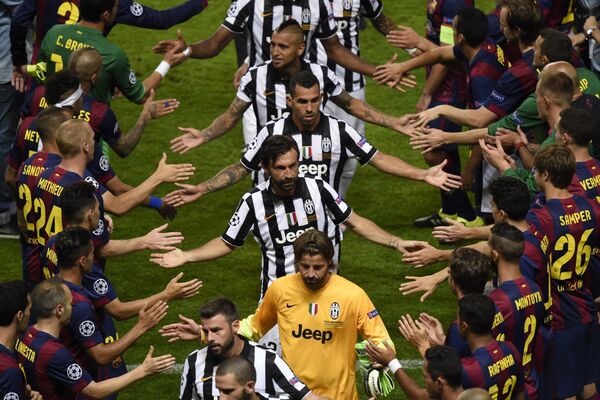Футболисты Барселоны подбадривают игроков Ювентуса после окончания финального матча Лиги чемпионов