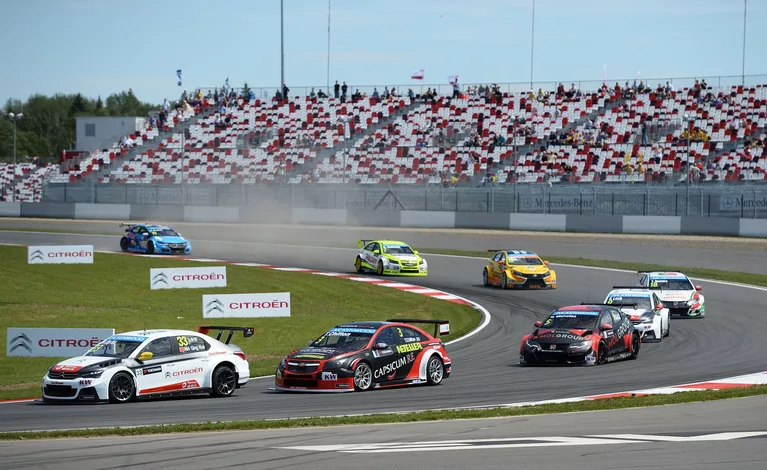 Слева направо: гонщик Citroen Total WTCC Ма Цинь Хуа (Китай), гонщик команды Roal Motorsport Том Чилтон (Великобритания), гонщик Zengo Motorsport Норберт Мичелис (Венгрия) Слева направо: гонщик Citroen Total WTCC Ма Цинь Хуа (Китай), гонщик команды Roal Motorsport Том Чилтон (Великобритания), гонщик Zengo Motorsport Норберт Мичелис (Венгрия)