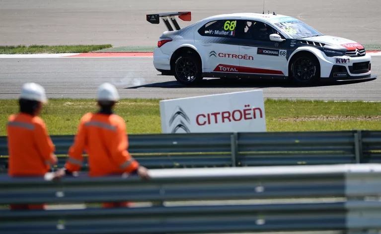 Гонщик команды Citroen Total WTCC Иван Мюллер (Франция) Гонщик команды Citroen Total WTCC Иван Мюллер (Франция)