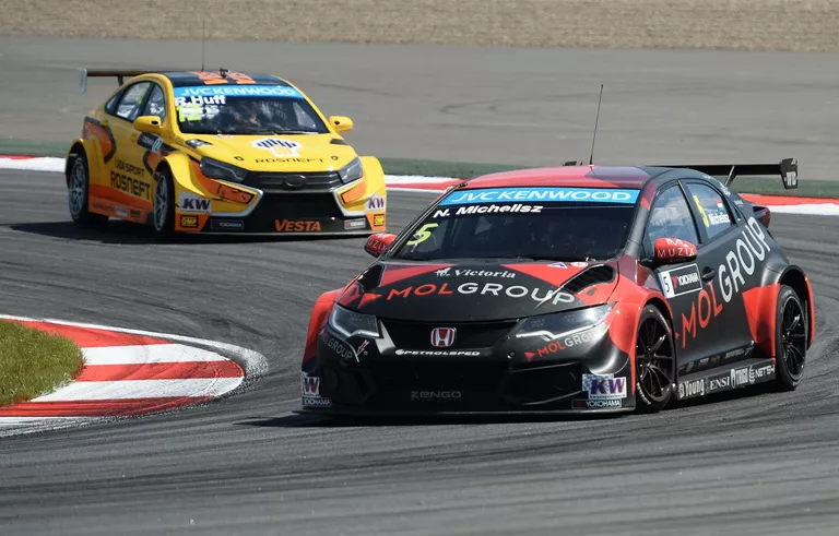 Слева направо: гонщик команды Lada Sport Rosneft Роб Хафф (Великобритания) и гонщик Zengo Motorsport Норберт Мичелис (Венгрия) Слева направо: гонщик команды Lada Sport Rosneft Роб Хафф (Великобритания) и гонщик Zengo Motorsport Норберт Мичелис (Венгрия)