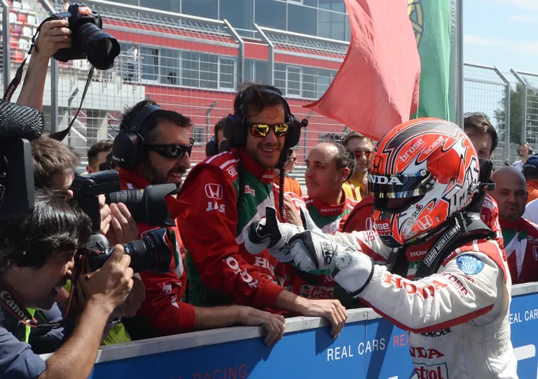 Справа: гонщик команды Honda Racing Team JAS Тьягу Монтеиру (Португалия) Справа: гонщик команды Honda Racing Team JAS Тьягу Монтеиру (Португалия)