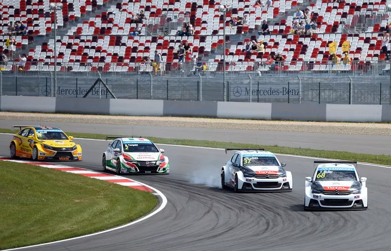Справа налево: гонщик команды Citroen Total WTCC Иван Мюллер (Франция), гонщик команды Citroen Total WTCC Хосе-Мария Лопес (Аргентина), гонщик команды Honda Racing Team JAS Габриэле Тарквини (Италия) и гонщик команды Lada Sport Rosneft Роб Хафф (Великобритания) Справа налево: гонщик команды Citroen Total WTCC Иван Мюллер (Франция), гонщик команды Citroen Total WTCC Хосе-Мария Лопес (Аргентина), гонщик команды Honda Racing Team JAS Габриэле Тарквини (Италия) и гонщик команды Lada Sport Rosneft Роб Хафф (Великобритания)