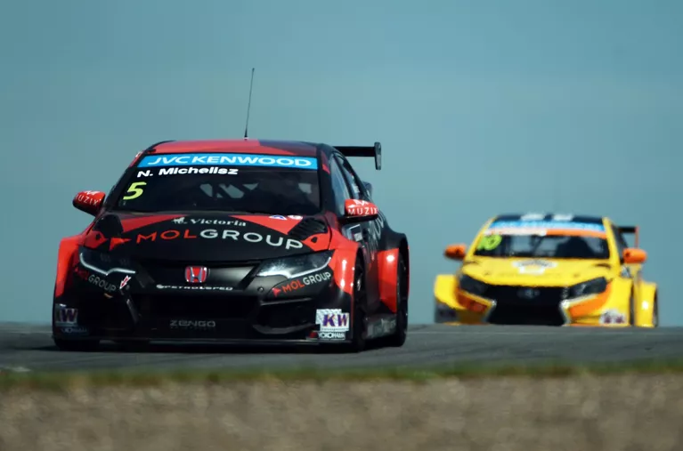 Гонщик Zengo Motorsport Норберт Мичелис (Венгрия) Гонщик Zengo Motorsport Норберт Мичелис (Венгрия)