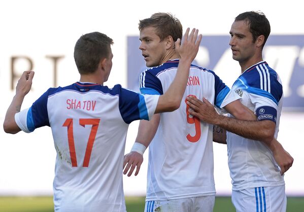 Игроки сборной России Олег Шатов, Александр Кокорин и Роман Широков (слева направо)