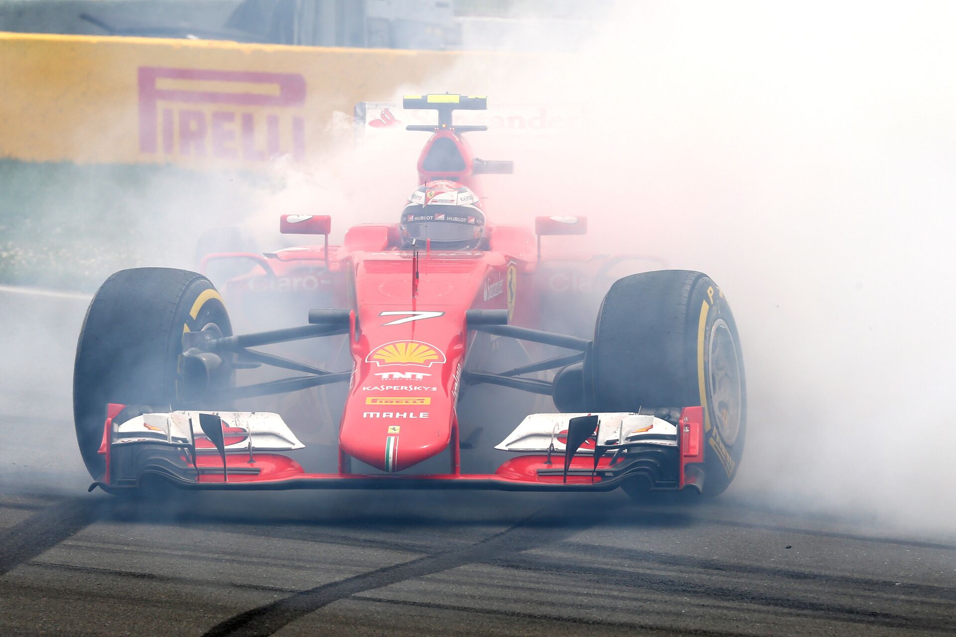 Формула 1 гонка 2 этап. Kimi Raikkonen f1. Кими Райкконен 2015. Kimi Raikkonen Ferrari. Болид ф1 дрифт.