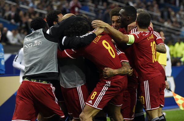 Игроки сборной Бельгии по футболу радуются забитому голу
