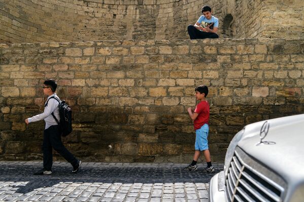 Дети на одной из улиц Баку.