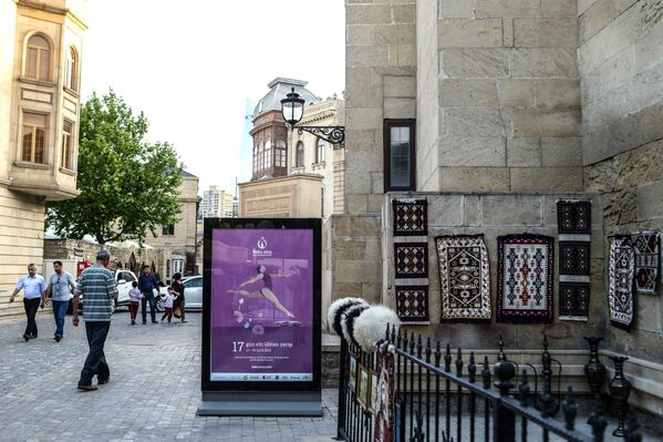 Символика первых Европейских игр - 2015 на улице Баку.