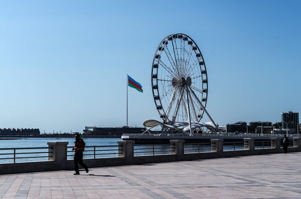 Прохожий на набережной в Баку