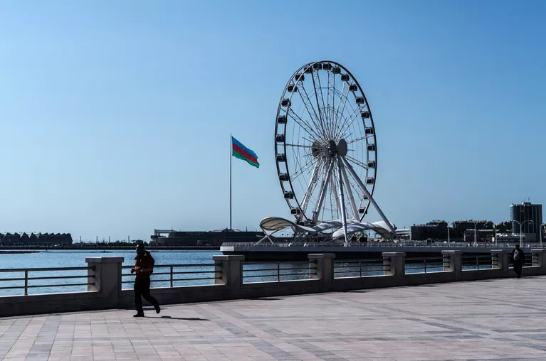 Прохожий на набережной в Баку Прохожий на набережной в Баку