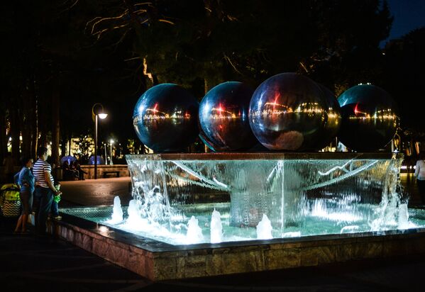 Фонтан с шарами на площади фонтанов Баку