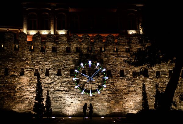 Часы на крепостной стене Ичери Шехер (Станый город) в Баку