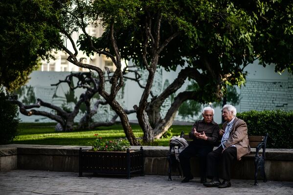 Мужчины на одной из улиц Баку