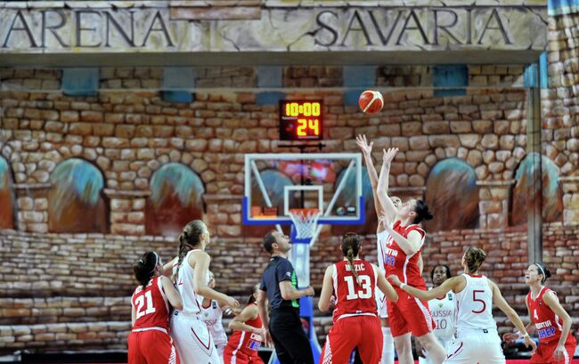 Баскетболистки женской сборной России и баскетболистки сборной Хорватии