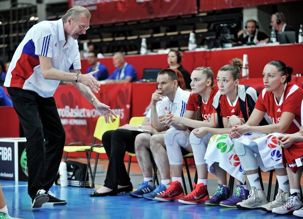 Главный тренер женской сборной России по баскетболу Анатолий Мышкин (слева) во время матча с командой Хорватии
