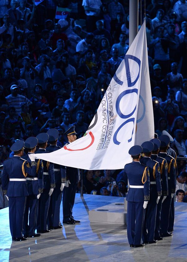 Поднятие флага Европейского Олимпийского комитета на церемонии открытия I Европейских игр в Баку.