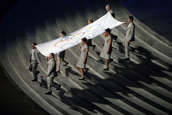Вынос флага Европейского Олимпийского комитета на церемонии открытия I Европейских игр в Баку